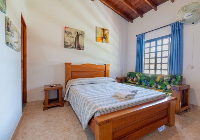 Un dormitorio con una cama y un sofá.