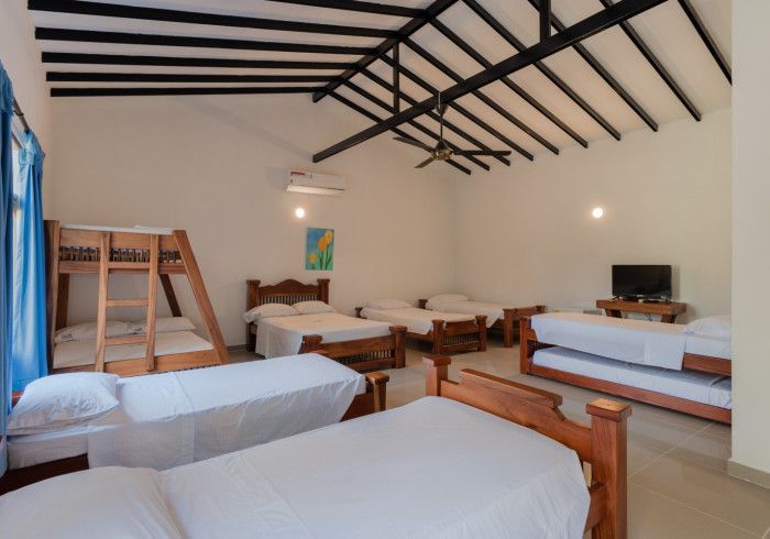 Una habitación grande con muchas camas y literas.