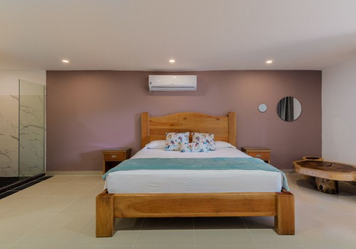 Hay una cama grande en el medio de la habitación.