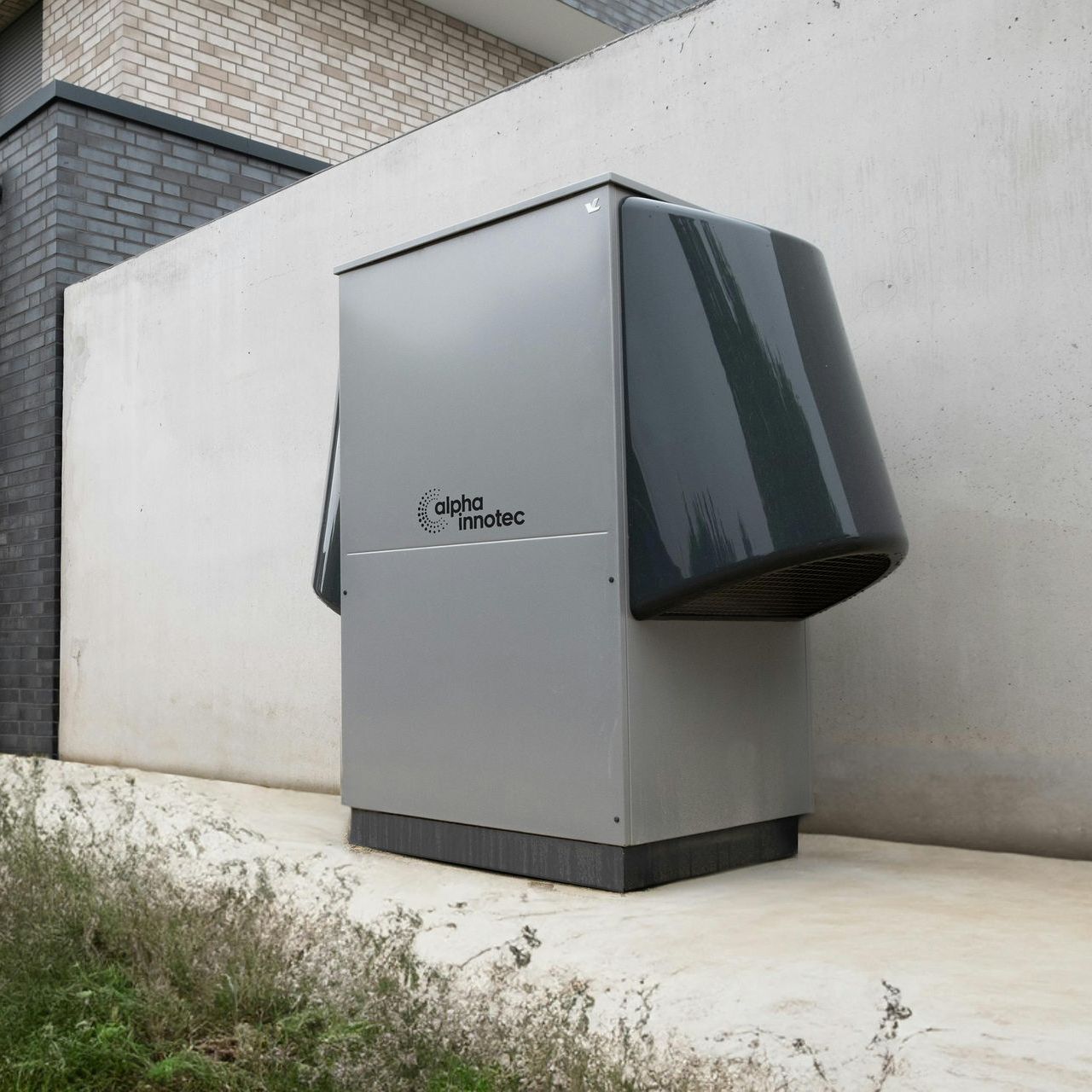 A gray and black box with the word thermo on it