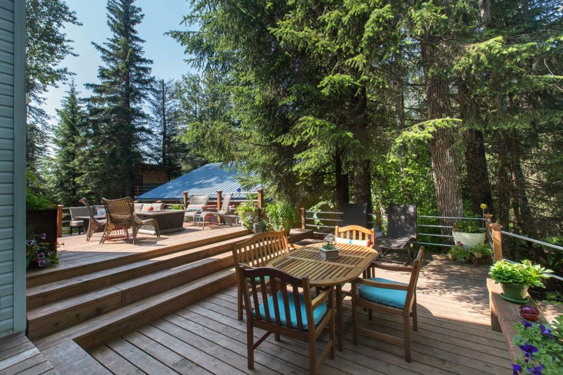 Bell In The Woods Bed & Breakfast back outdoor patio and lounge. Spacious outside dining and lounge area.