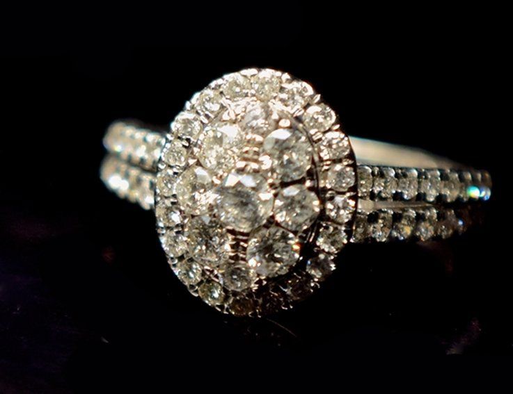 DIAMOND OVAL SHAPED CLUSTER STYLE WITH DIAMOND SET SHOULDERS