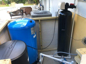 A blue tank is sitting next to a black tank.