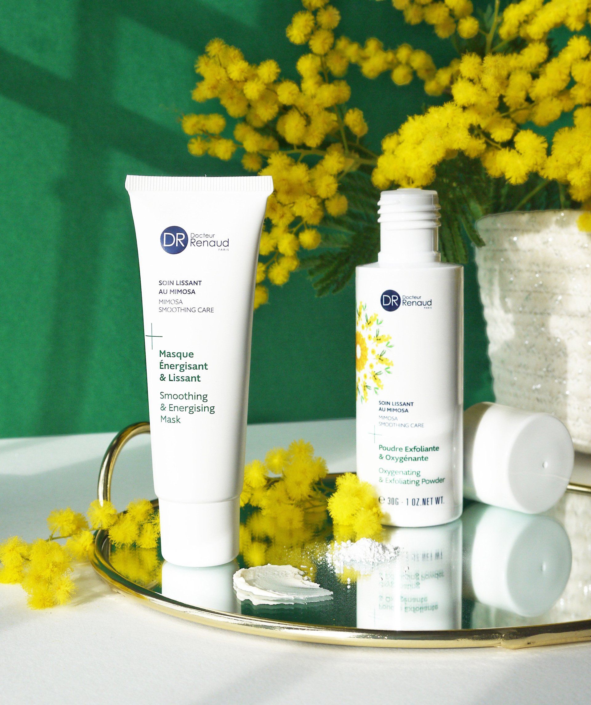 Twee flessen lotion op een dienblad met gele bloemen op de achtergrond