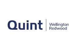 Het logo van Quint Wellington Redwood is blauw en wit.