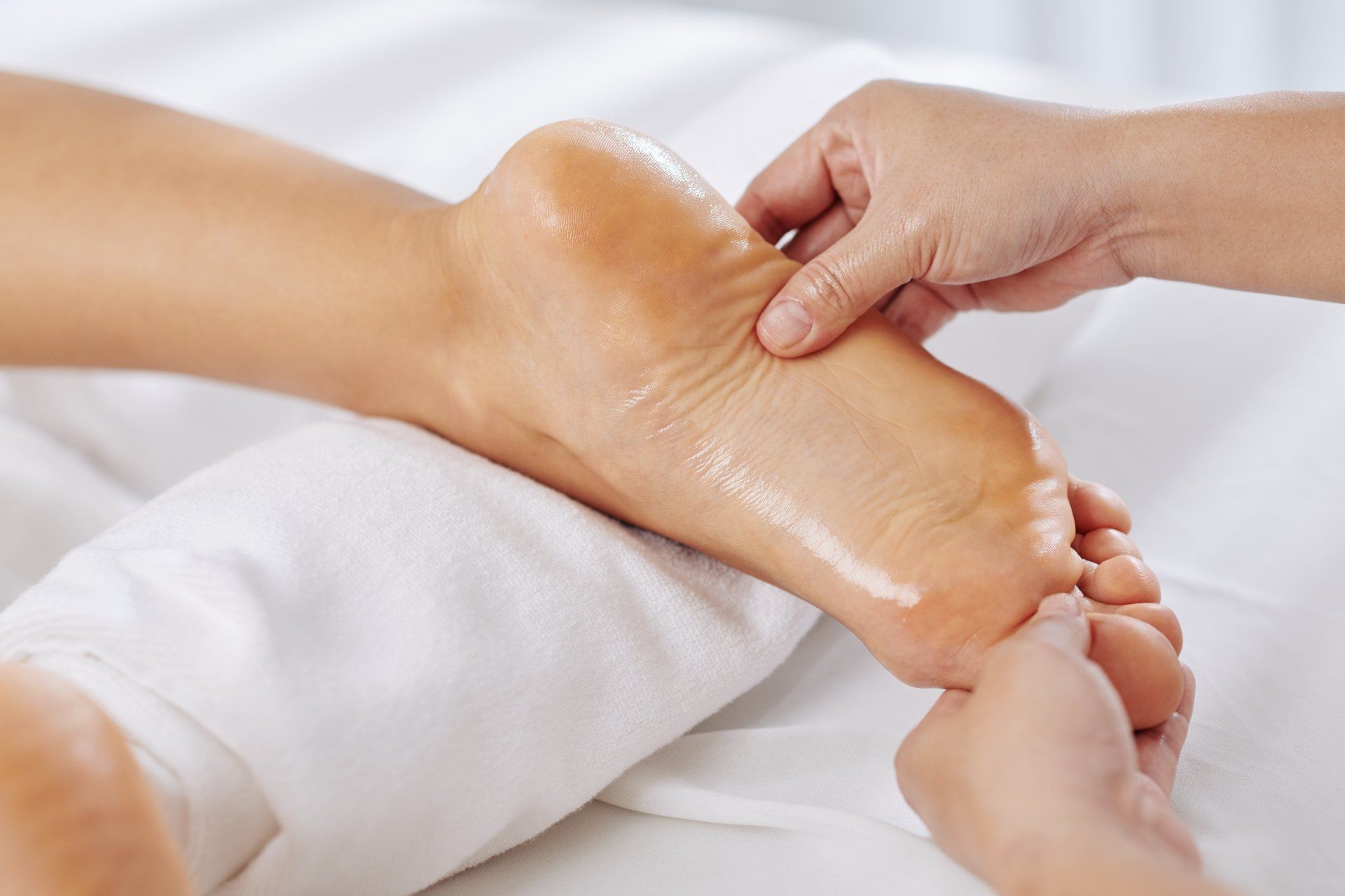 Een vrouw krijgt een voetmassage in een spa.