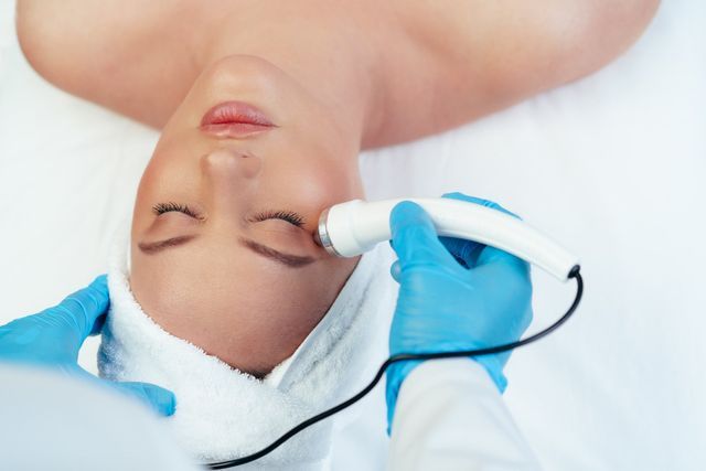 Een vrouw krijgt een gezichtsbehandeling in een spa.