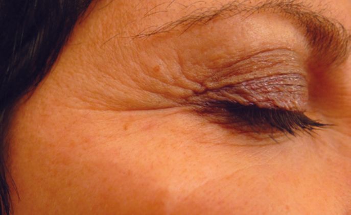 Een close-up van het oog van een vrouw met rimpels.