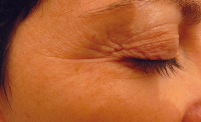Een close-up van het gezicht van een vrouw met haar ogen gesloten.