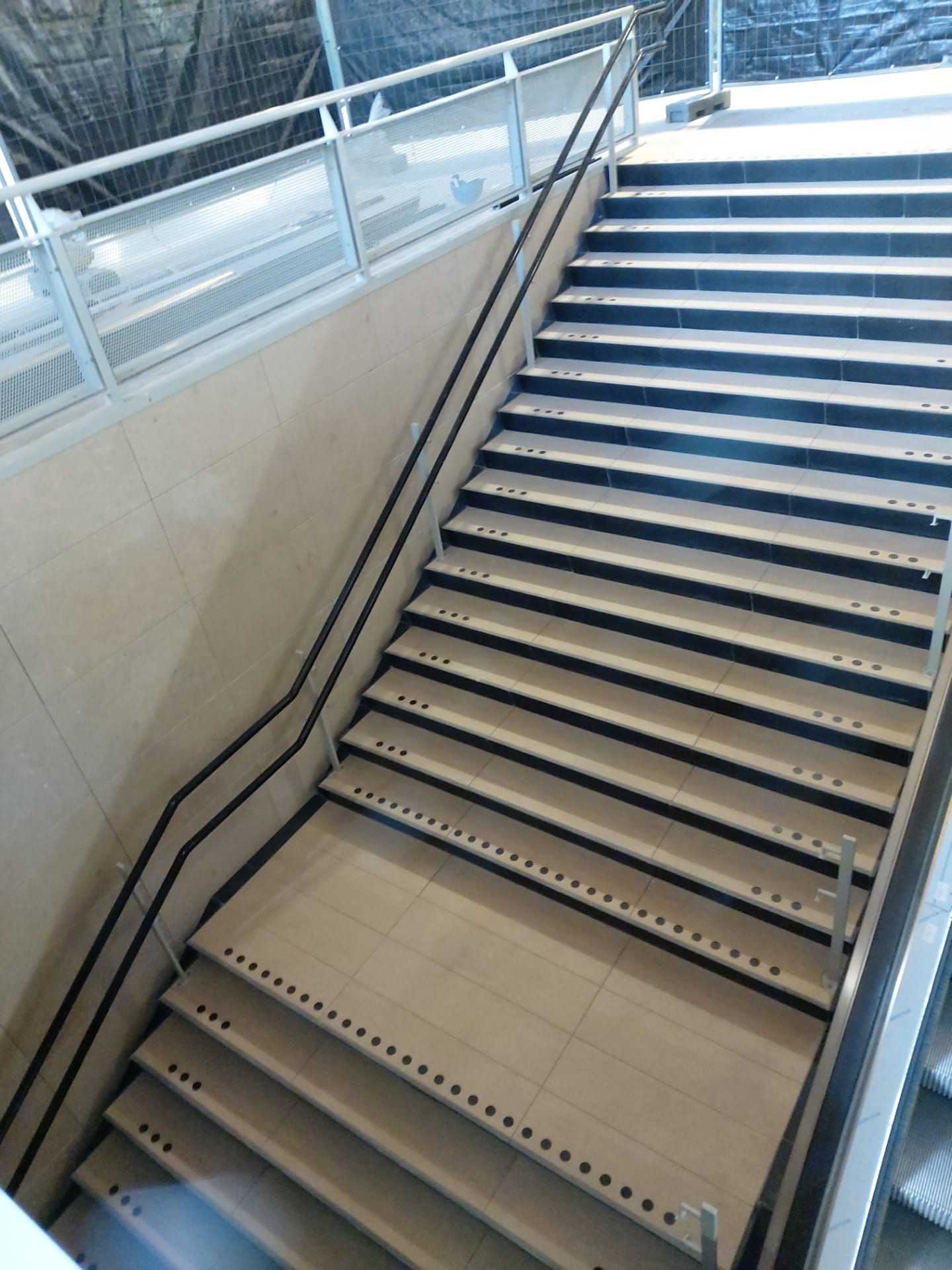 Een close-up van een trap met een leuning.