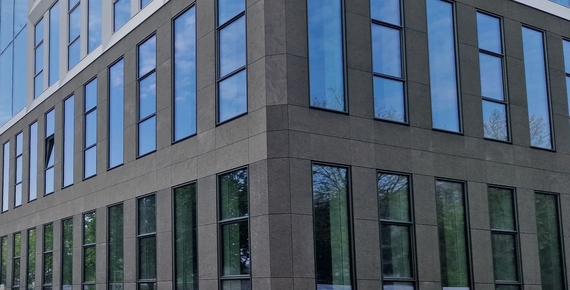 Een groot gebouw met veel ramen aan de zijkant