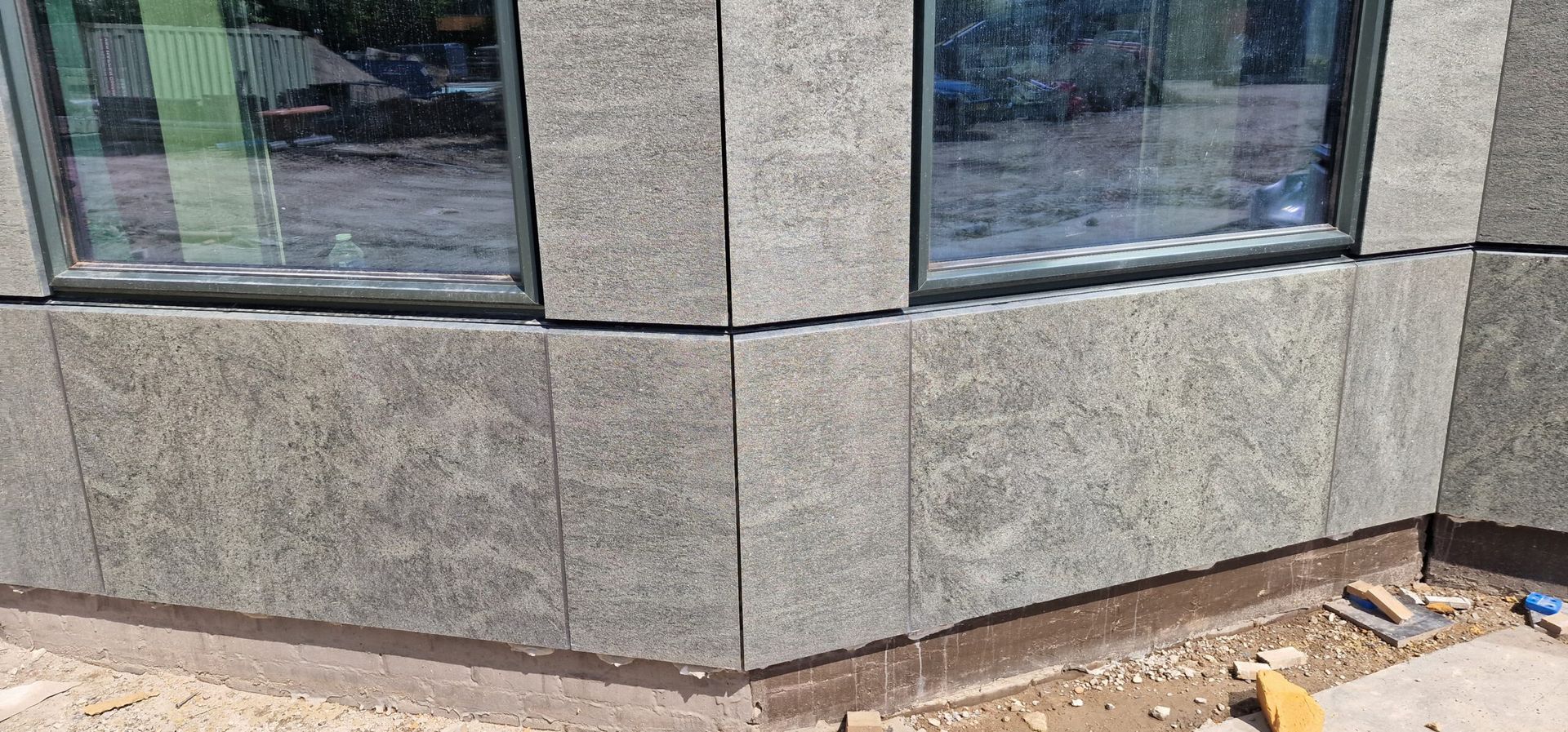 Er wordt een gebouw met veel ramen gebouwd.