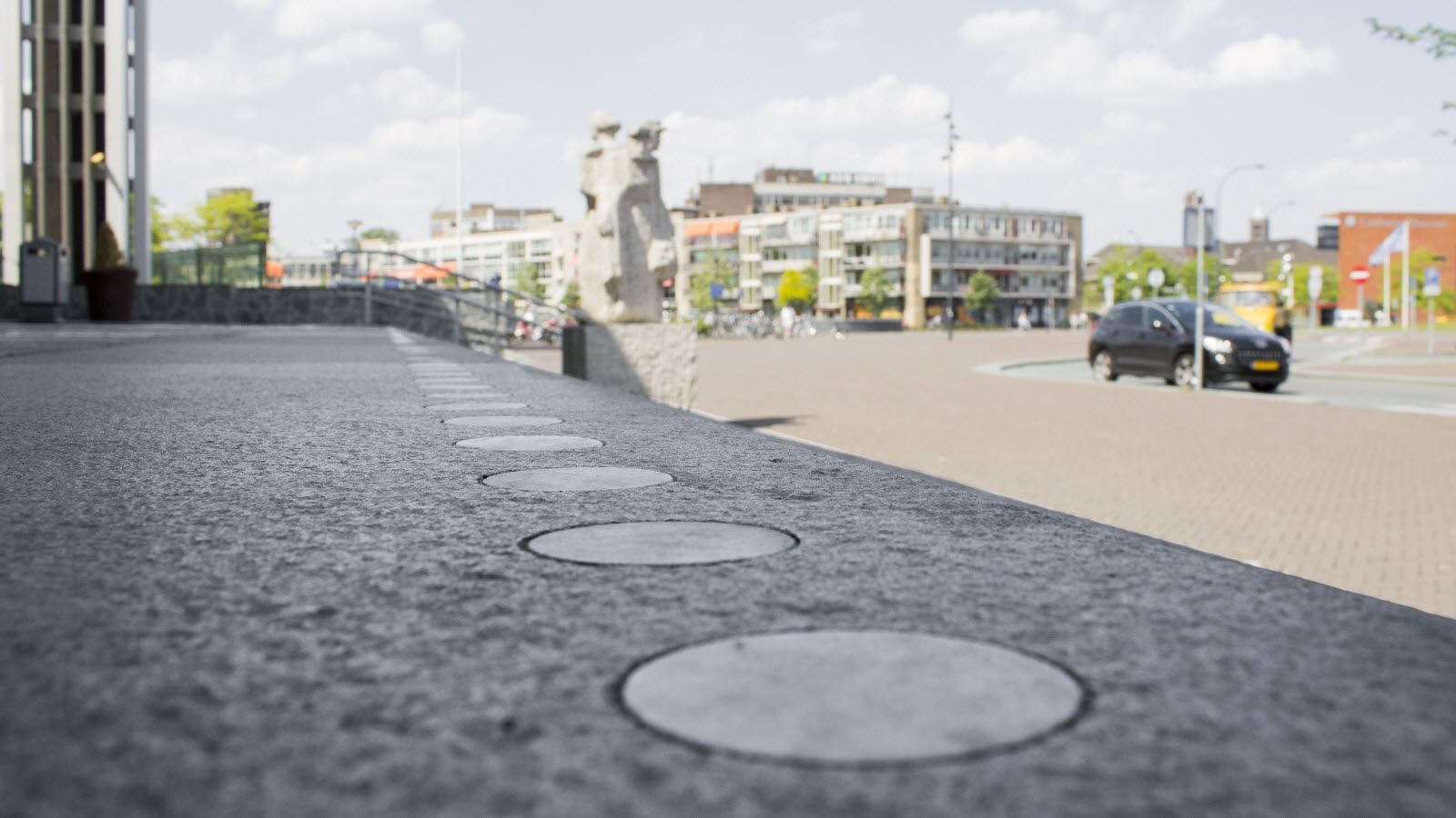 Een auto rijdt door een straat in een stad.