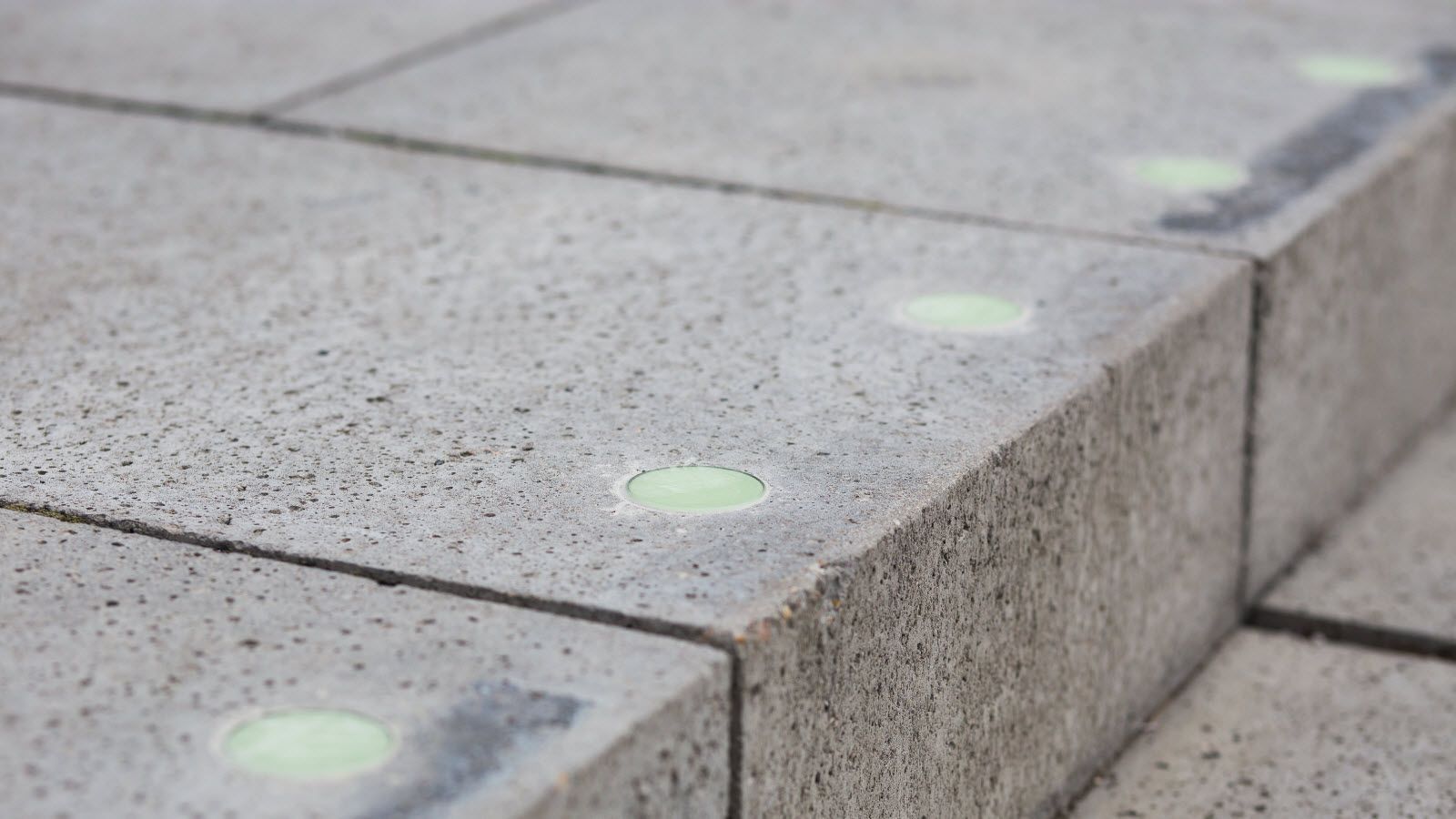 Een close-up van een trap met lichten die in het donker oplichten.