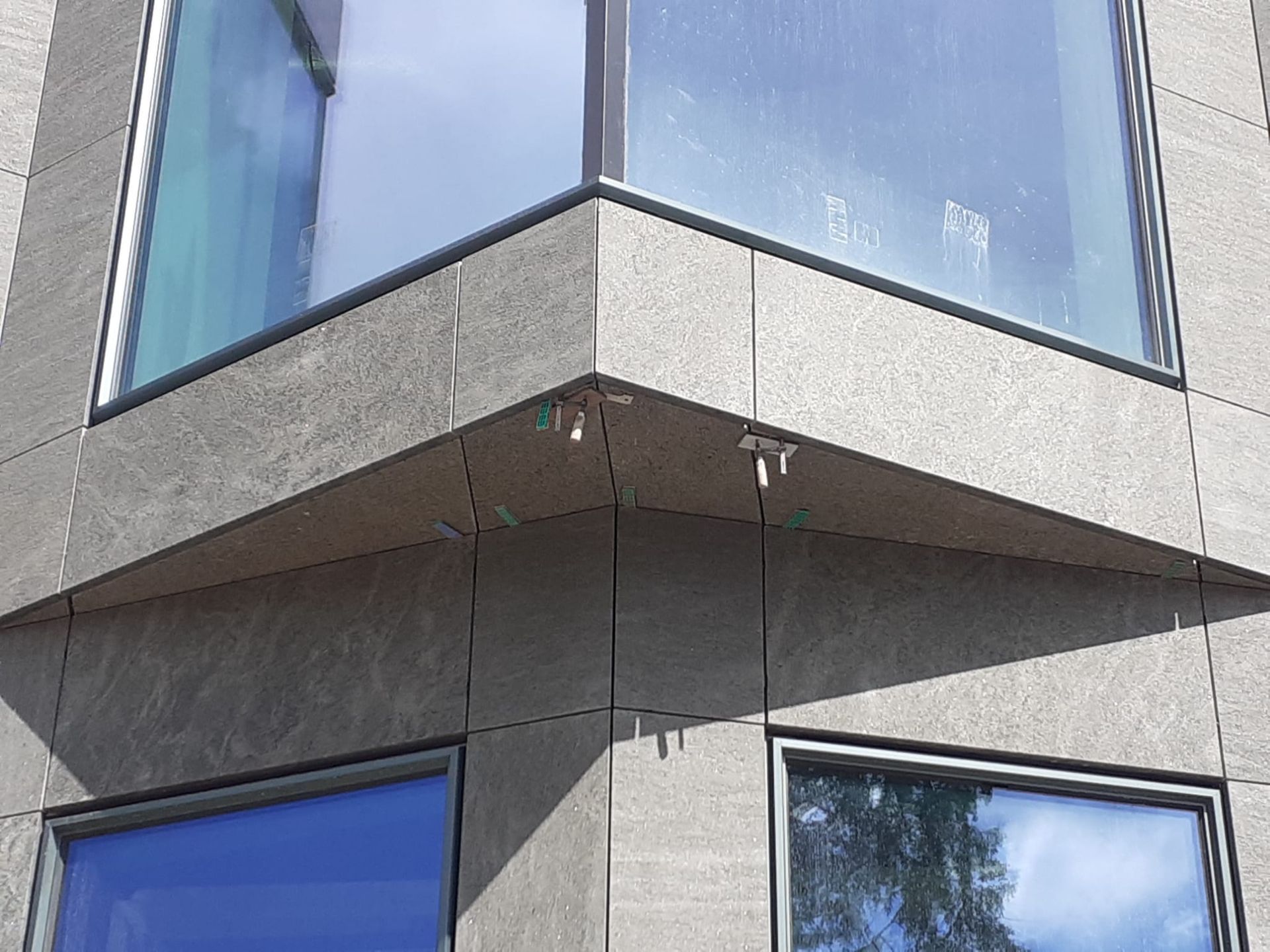 Een gebouw met veel ramen en een balkon.