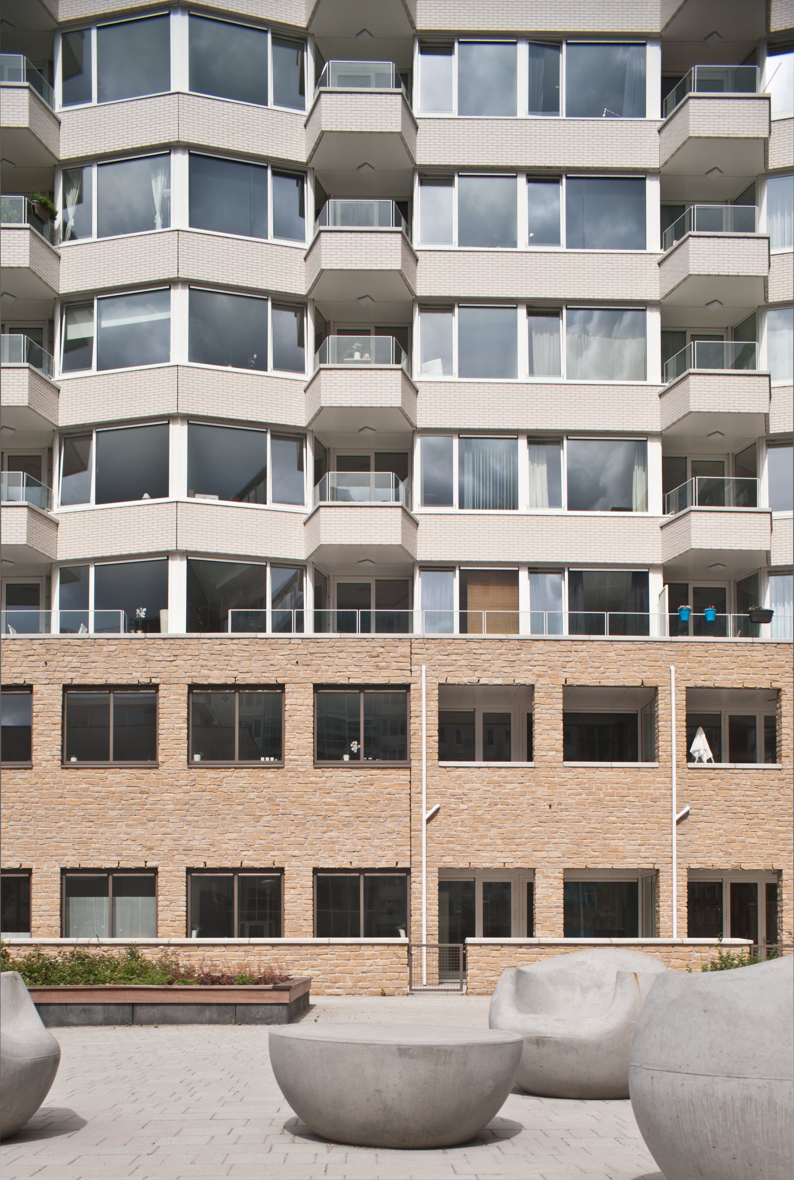 Een gebouw met veel ramen en een bakstenen muur
