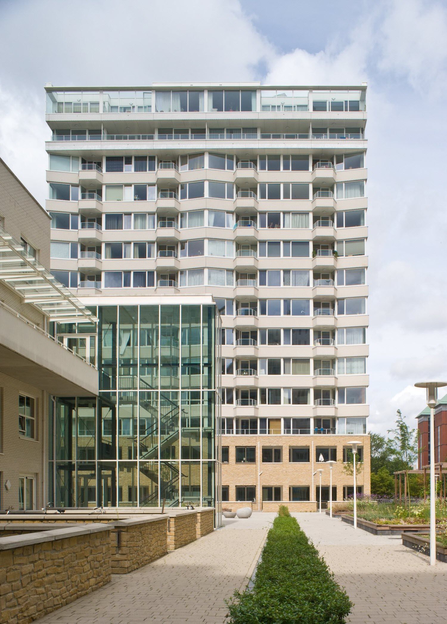 Een hoog gebouw met veel ramen en balkons