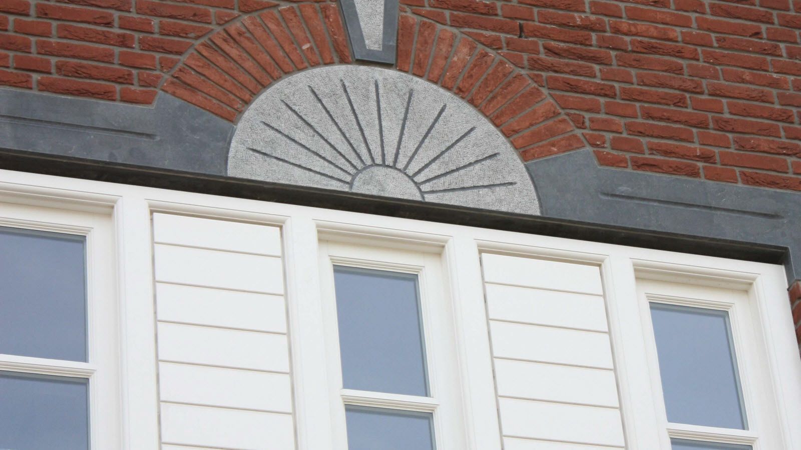 Een close-up van een raam in een bakstenen gebouw