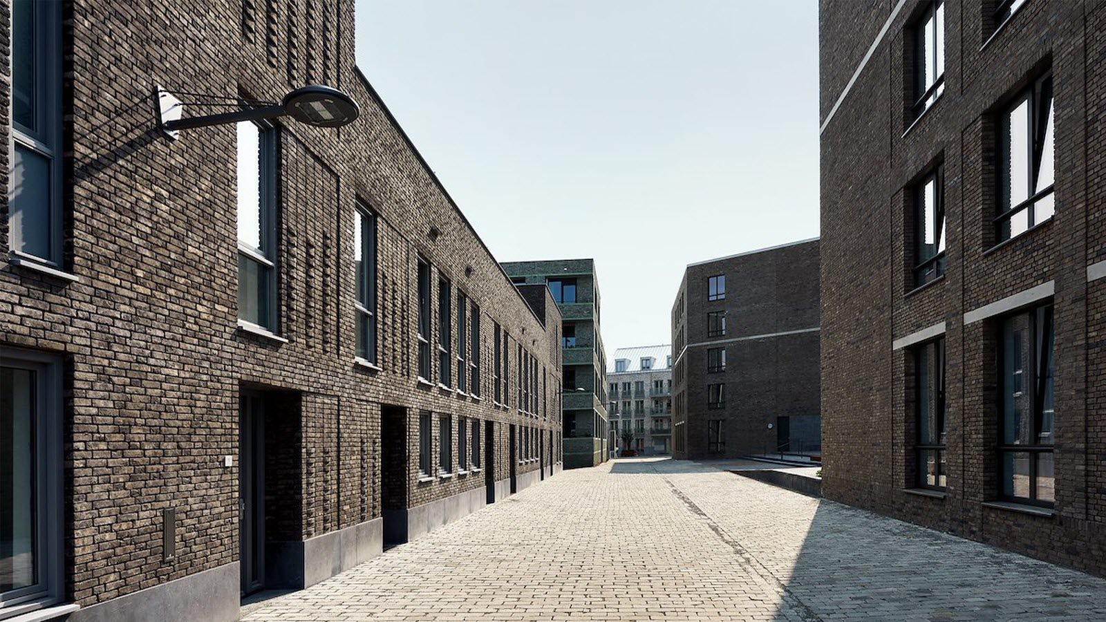 Een bakstenen gebouw met een straatlantaarn aan de zijkant