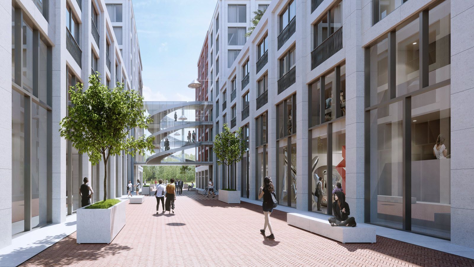 Een groep mensen loopt over een stenen trottoir tussen twee hoge gebouwen.