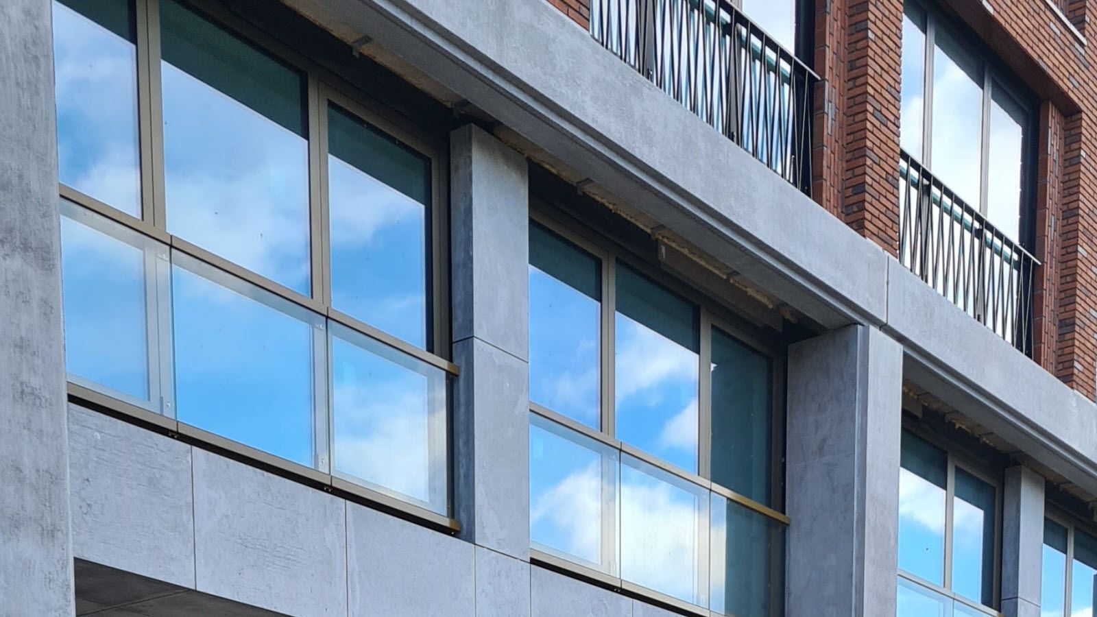 Een gebouw met veel ramen en een balkon