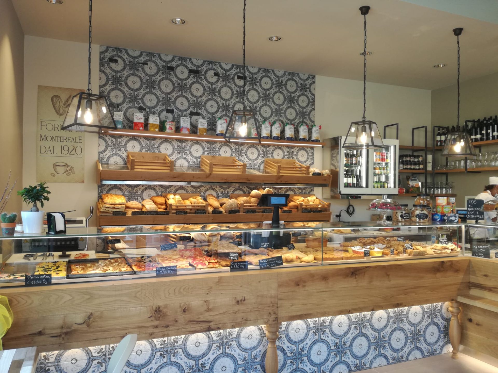 Un bancone da panetteria con scaffalature in legno rustico