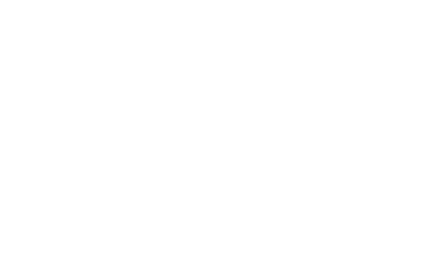 Un golden retriever &egrave; seduto in un rigoglioso prato verde, con lo sguardo rivolto verso l'alto