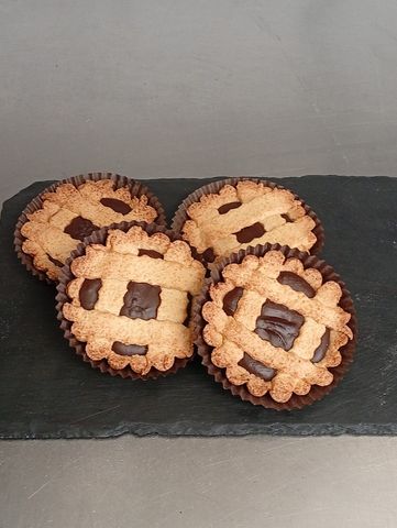 Tre tipi di pizze rettangolari gourmet: una con pomodorini e olive, una con mortadella e una con funghi.