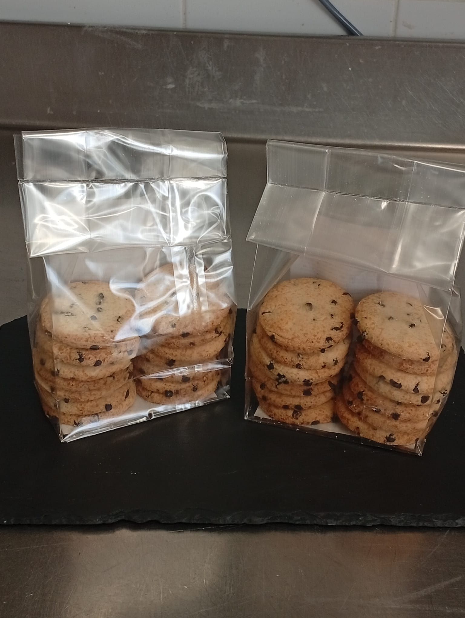 Due sacchetti di plastica trasparente pieni di biscotti con gocce di cioccolato