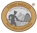 Logo ovale per Forno Baiocco raffigurante un fornaio con una pala per pizza, sagome di montagne e testo nei toni del beige
