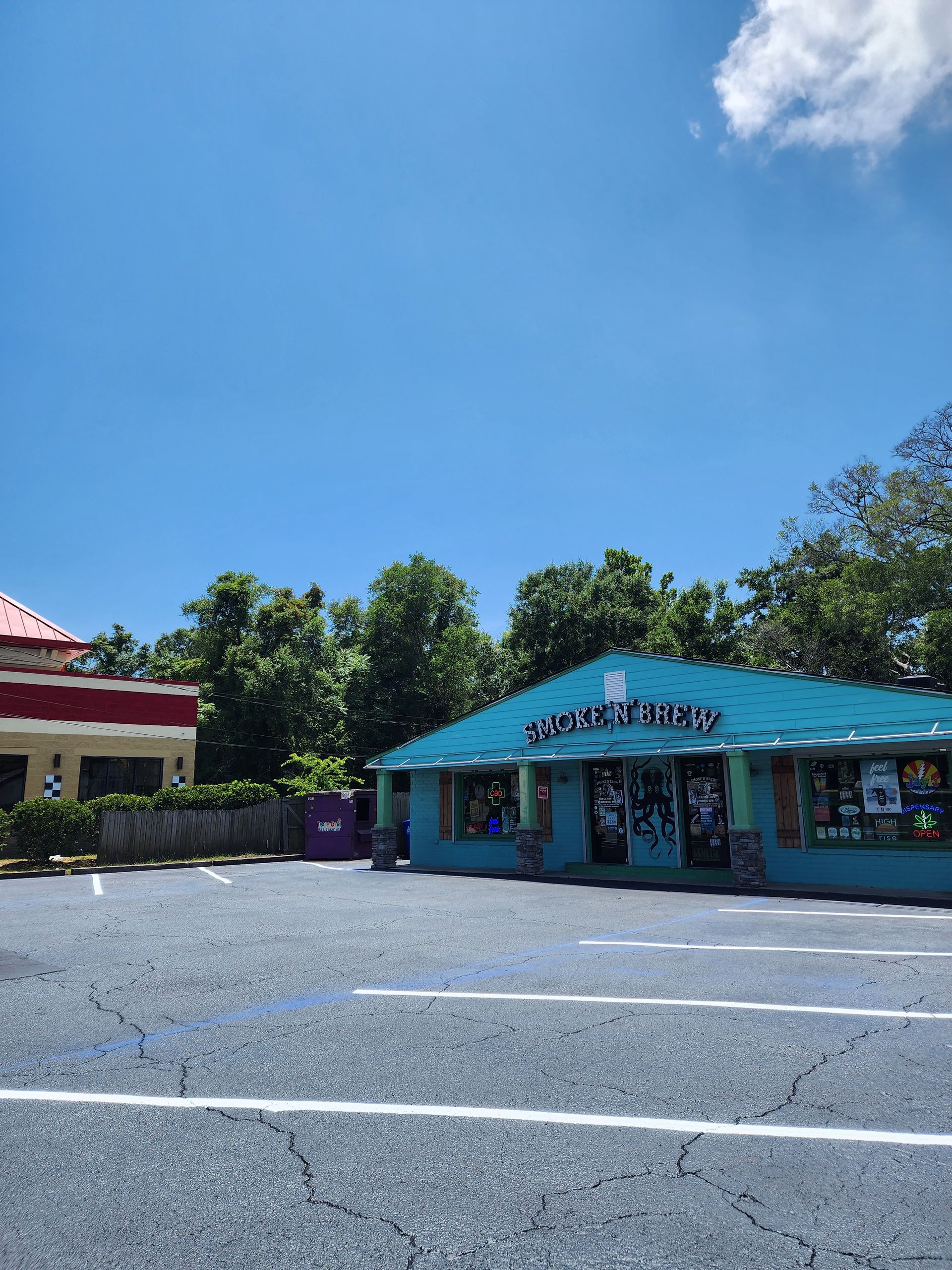 Fresh parking lot line striping at a tobacco shop in James Island, SC by ABC Paving.