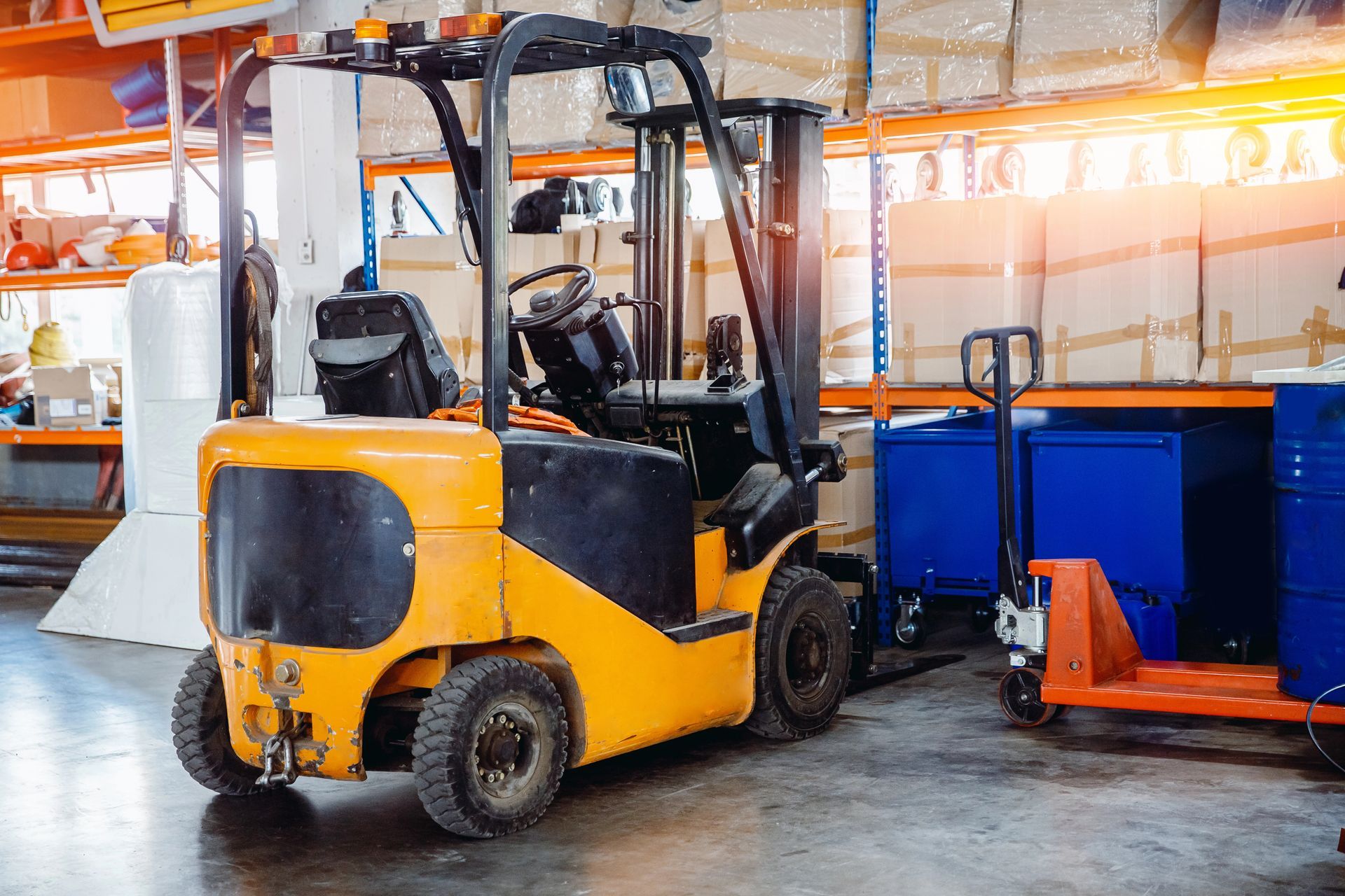 Muletto che carica presso un magazzino di stoccaggio