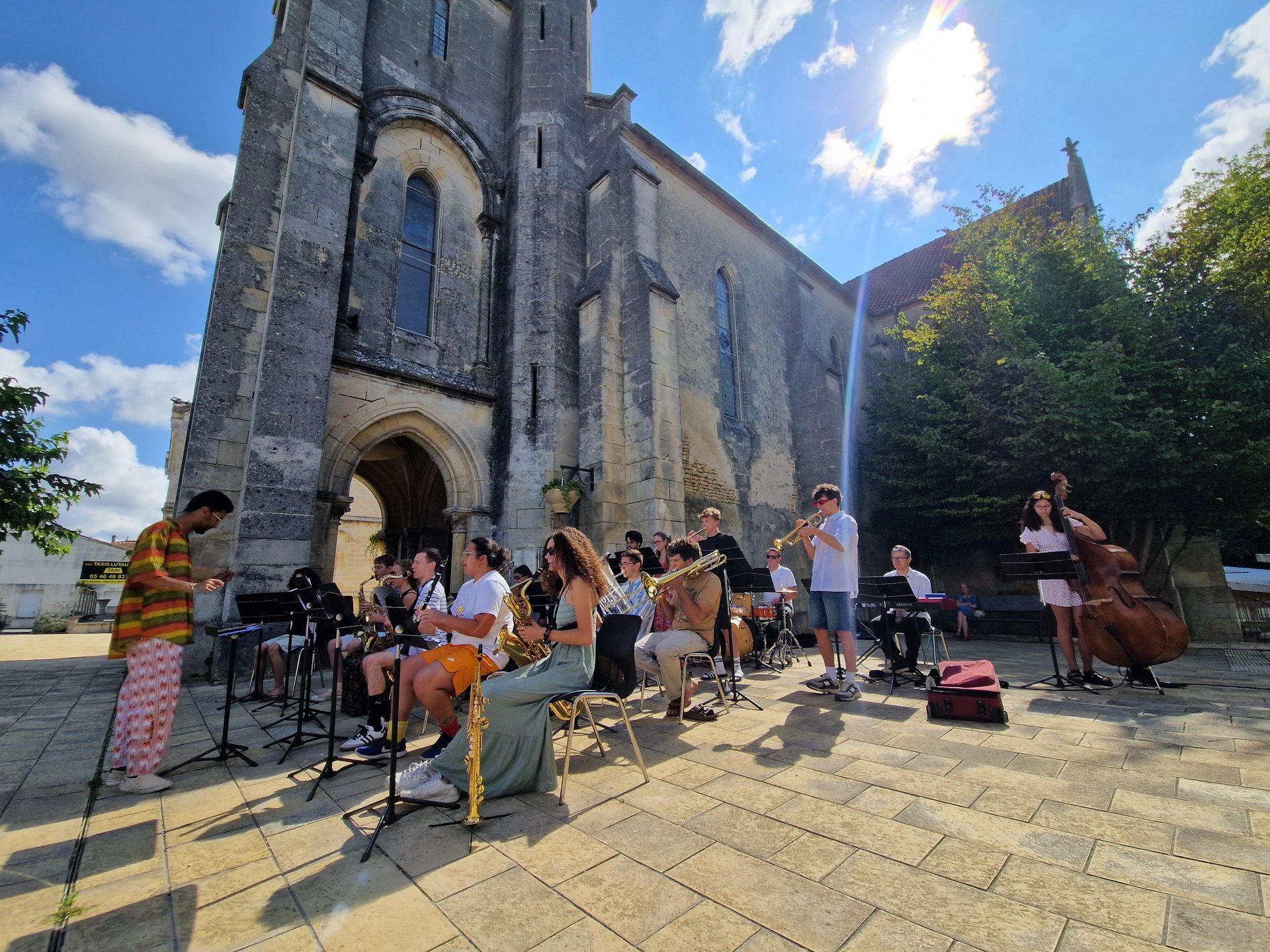 L'orchestre à Lagord Concert au pied d'une église