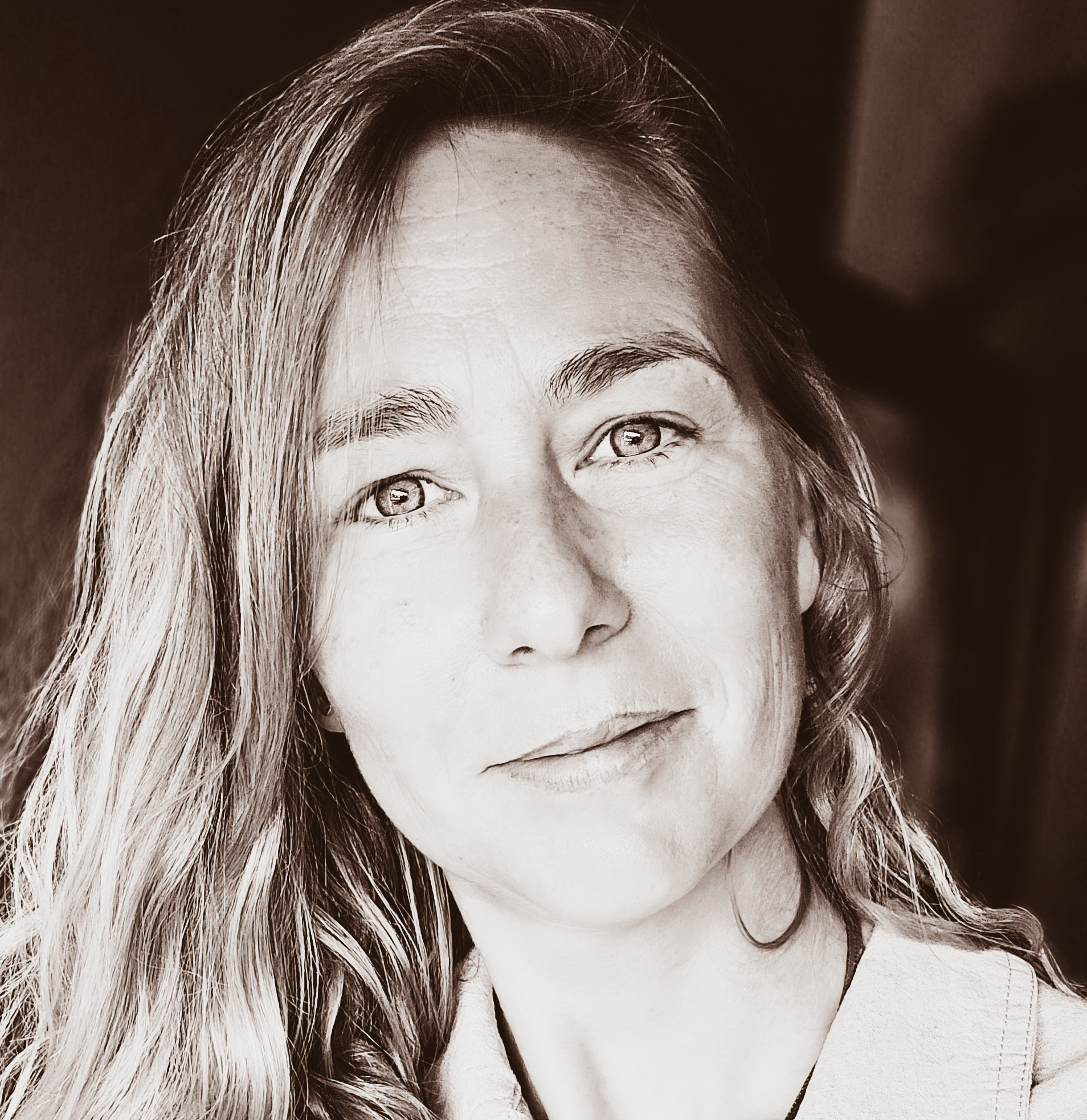 Foto van Mirjam in sepia.