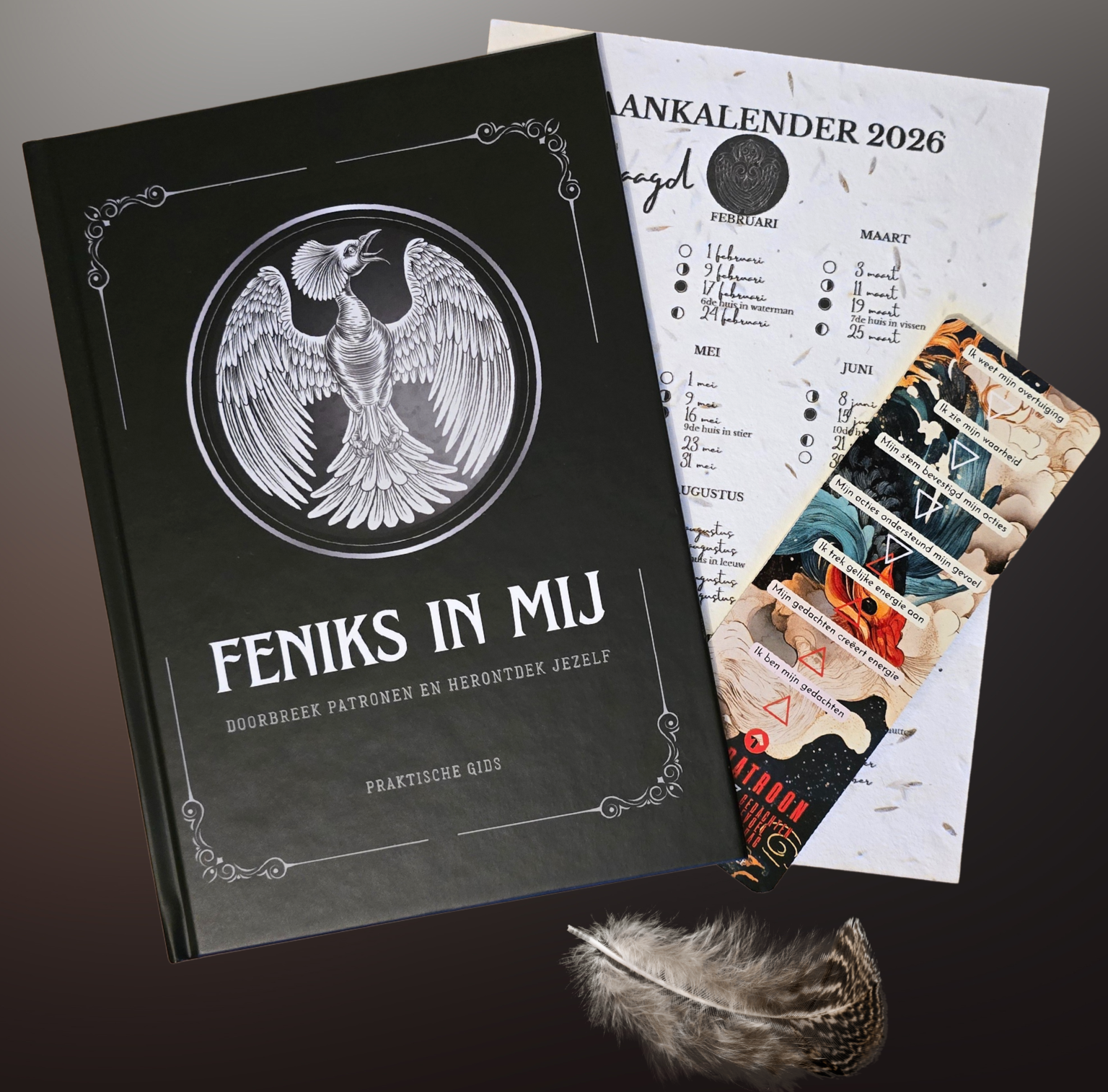 Boek Feniks in Mij, Maankalender en boekenlegger.