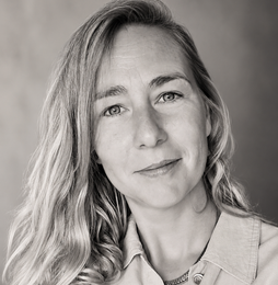 Foto van Mirjam in sepia.