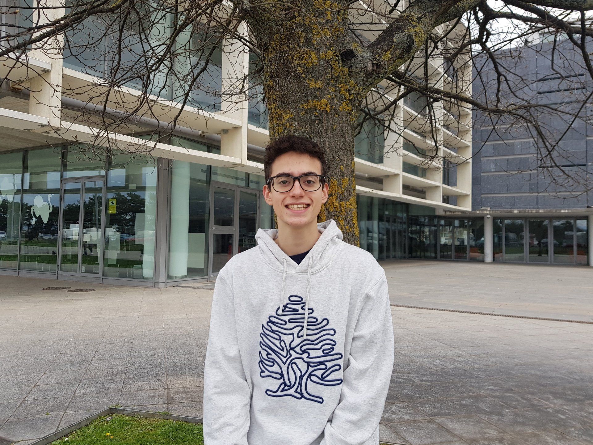 A picture of Aimar Armendáriz standing behind a tree.