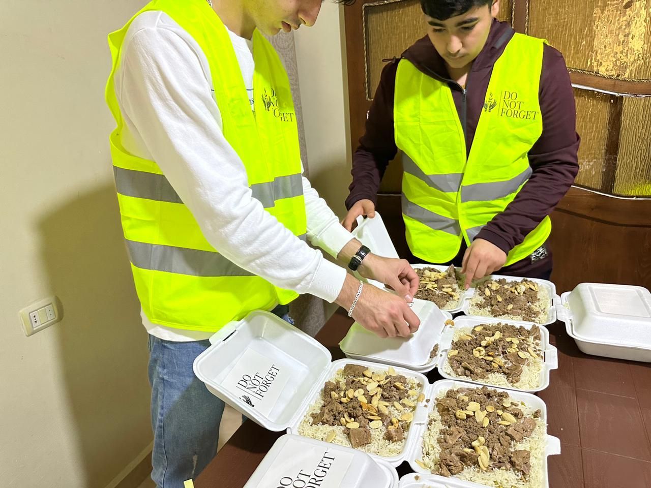 Two volunteers of DoNotForget preparing Iftar meals