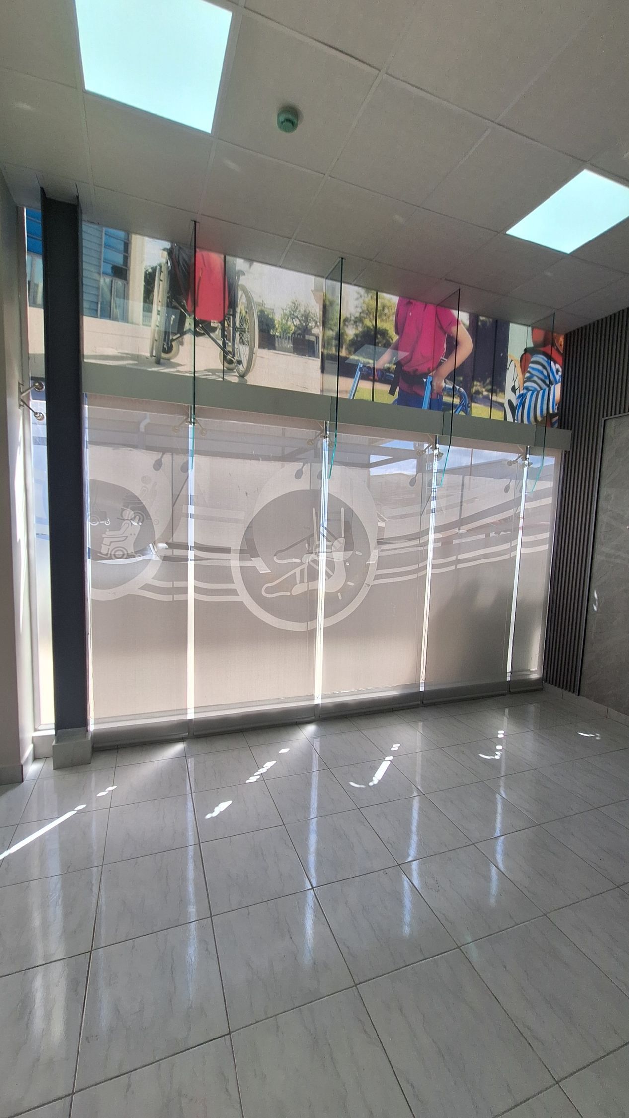 Tienda vacía con suelo de baldosas y escaparate visible.