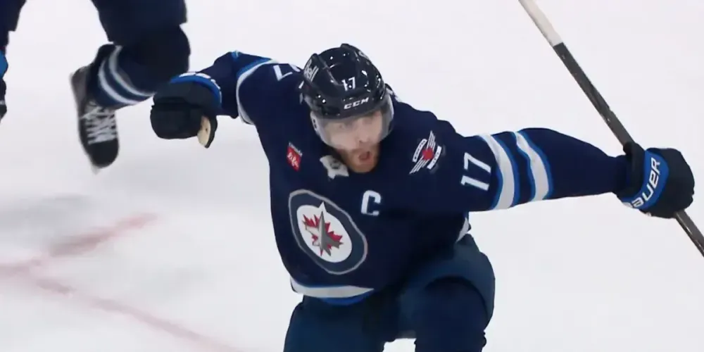 A hockey player with the number 17 on his jersey