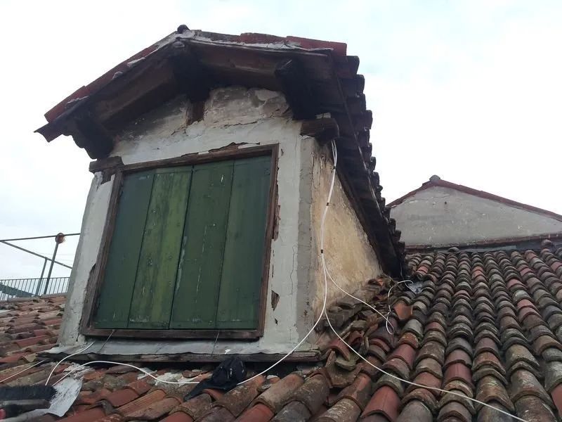 vecchio tetto da ristrutturare