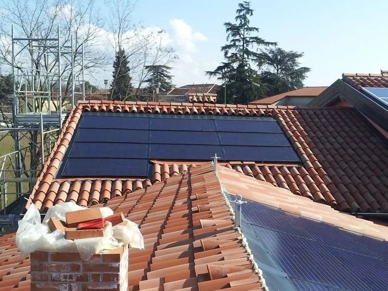 tetto con pannelli fotovoltaici