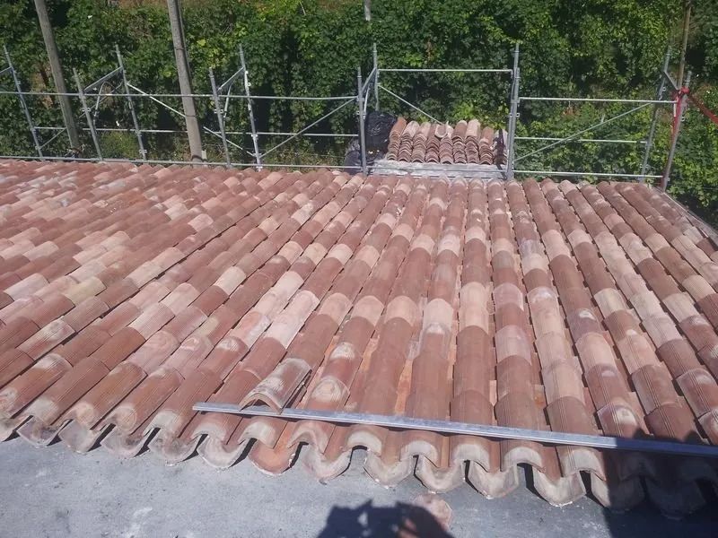 tetto con tegole in terracotta