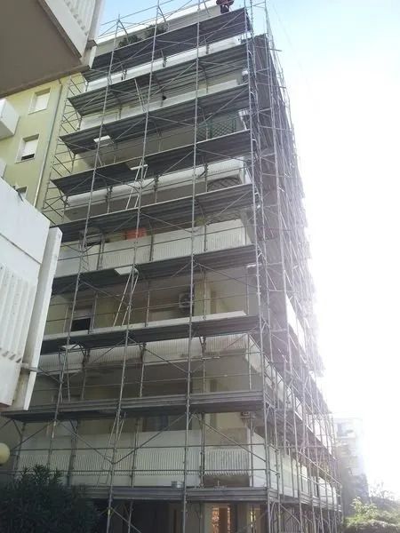 cantiere per il rifacimento di un edificio residenziale