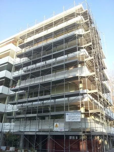 cantiere per il rifacimento di poggioli