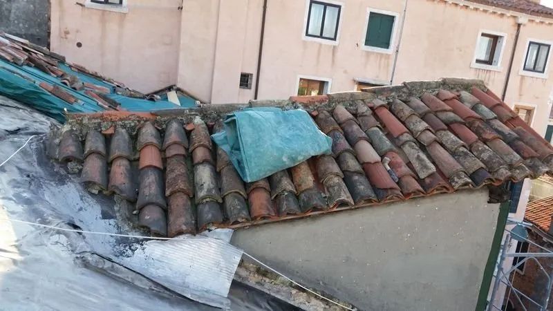 tetto in fare di rifacimento