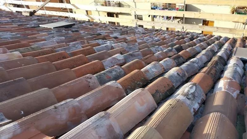 tetto da ristrutturare con tegole