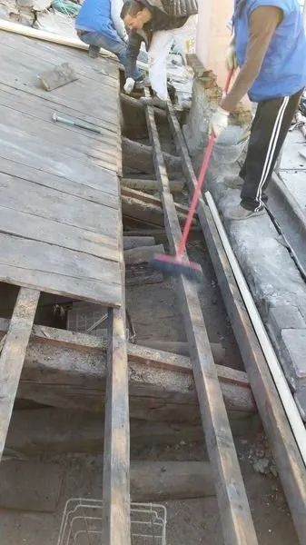 cantiere per la ristrutturazione di un vecchio tetto