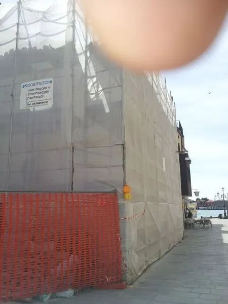 cantiere edile per la ristrutturazione di un tetto