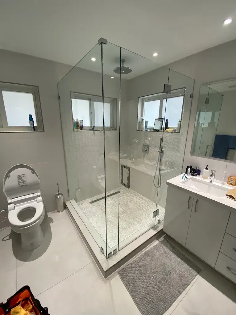 Divisiones de ducha sin marco con herrajes de primera calidad, terminada para una remodelación de baño en Cutler Bay.